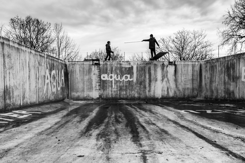 enfants au-dessus d'une piscine vide