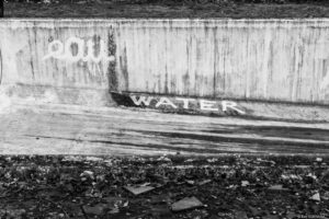 piscine vide avec graffs water sur le mur