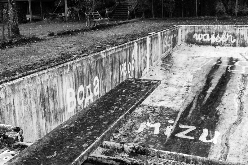 Piscine vide avec graffs sur les murs