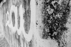 eau écrit sur un mur de piscine vide