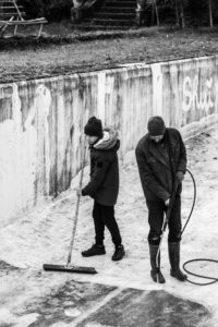 Personnages nettoyant une piscine vide