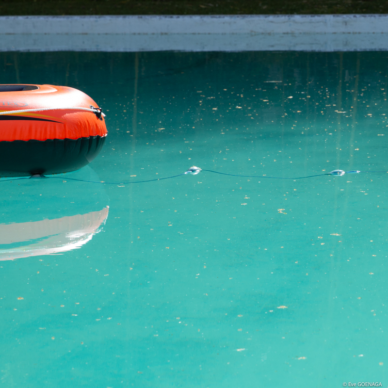 eau turquoise piscine canoe orange