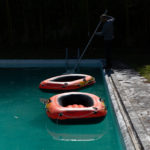 eau turquoise piscine canoe orange