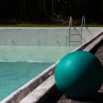 Ballon vert devant piscine