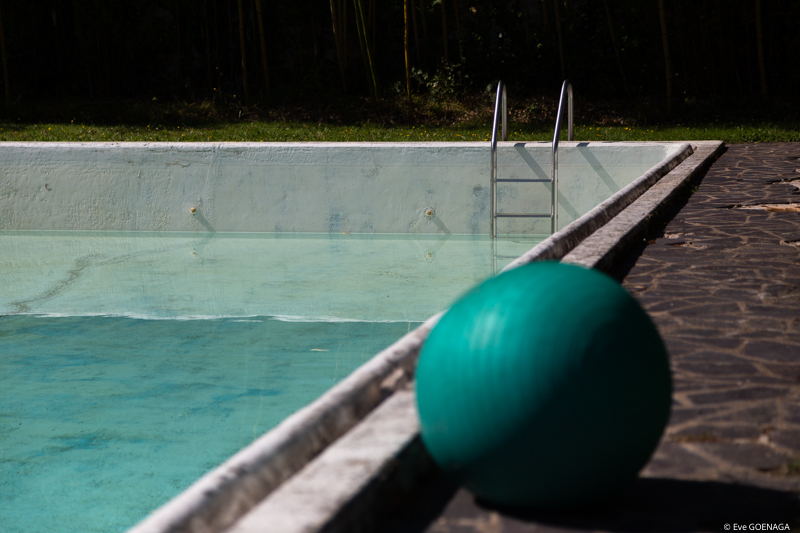 Ballon vert devant piscine