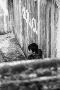 enfant dans une piscine vide avec graff Aqua sur le mur